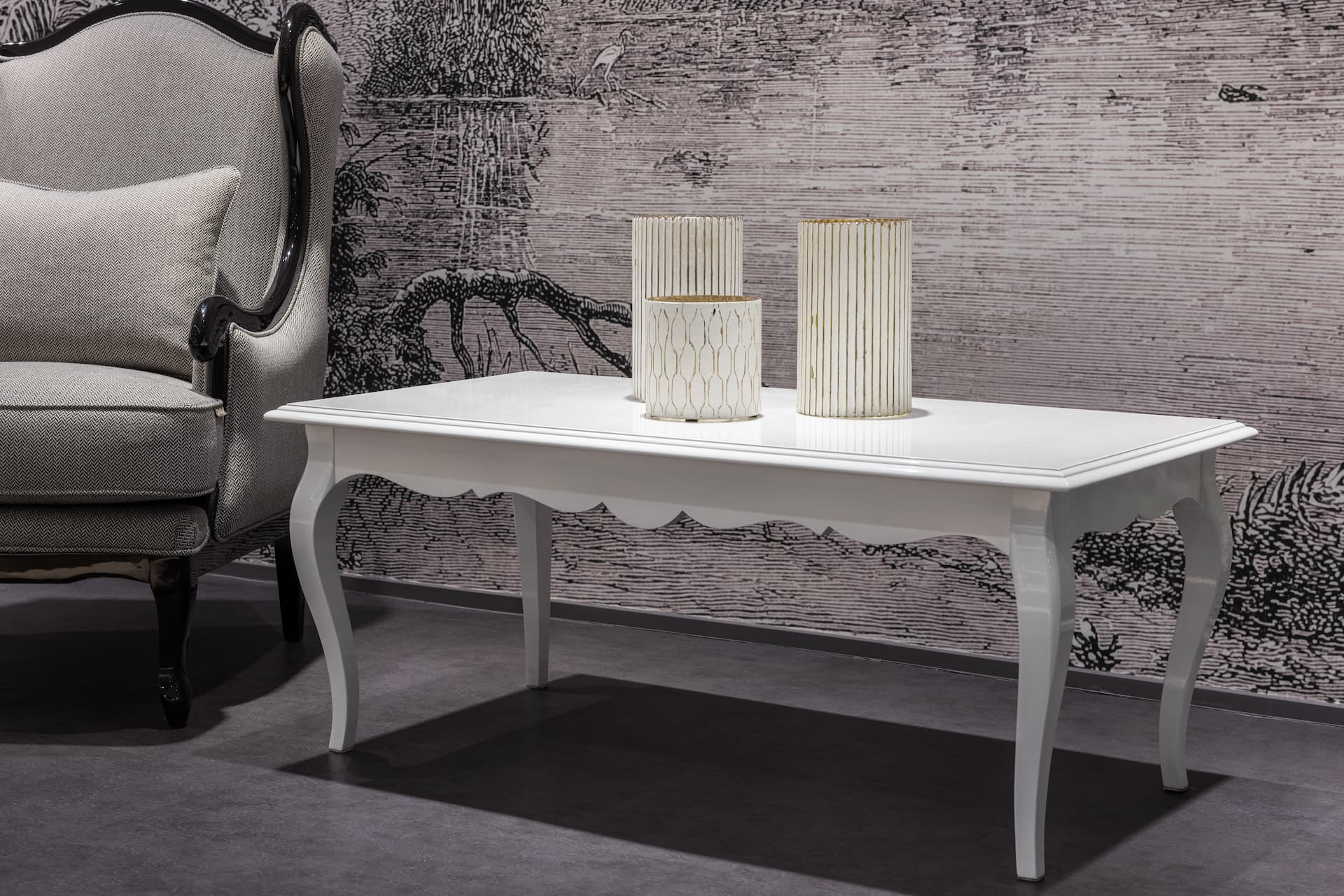 Salón con suelo de microcemento gris oscuro.
